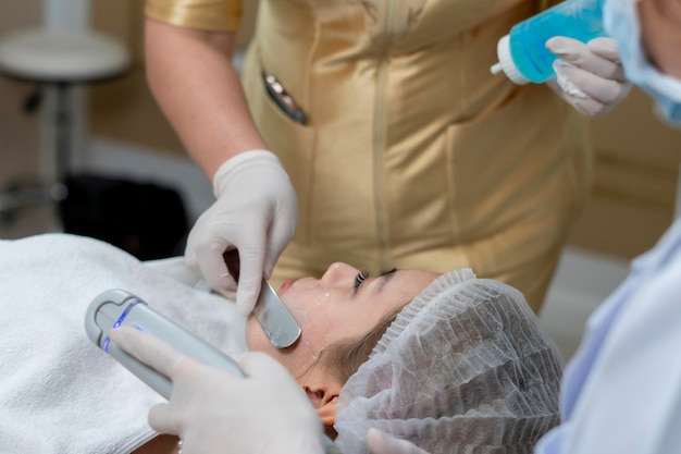 Close-up vrouw gezicht echografie en spa-behandeling