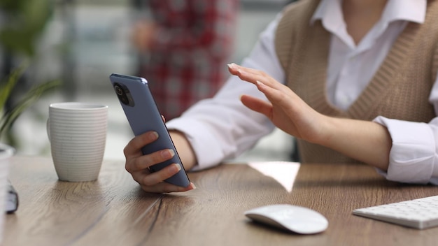 Close-up vrouw hand met behulp van smartphone bestel goederen online zakenvrouw met behulp van mobiele telefoon werken bij