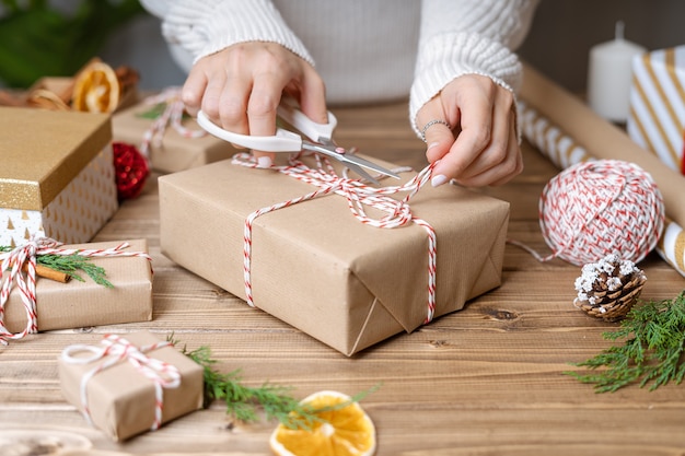 Close-up Vrouw handen inwikkeling kerstcadeau