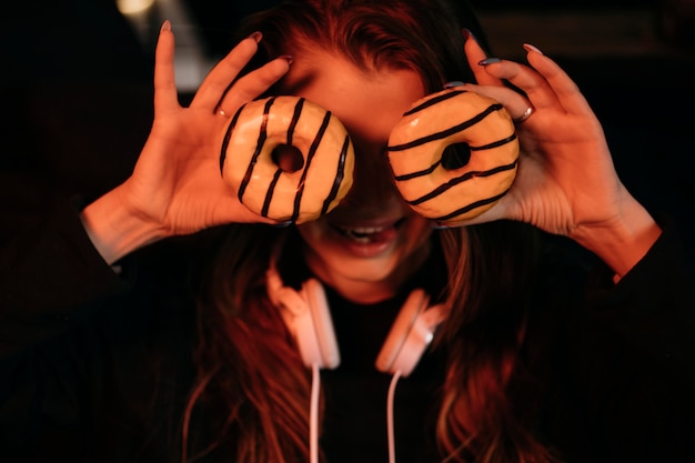 Foto close-up vrouw met donuts