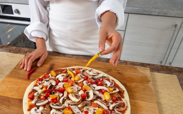 Close-up vrouw pizza koken