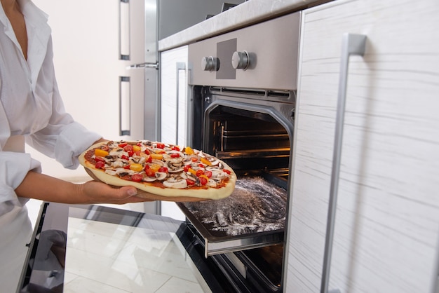 Foto close-up vrouw pizza koken