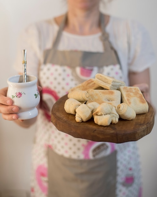 Foto close-up vrouw portie partner met lekkere gebakjes