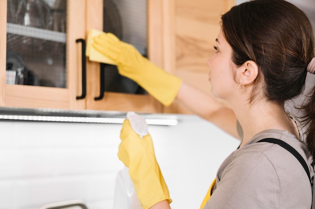 Foto close-up vrouw schoonmaken