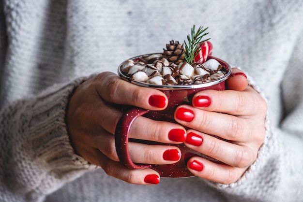 close-up vrouw warme chocolademelk met marshmallows drinken