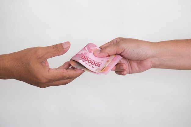Close-up Vrouwelijke hand die geld geeft aan mannelijke hand