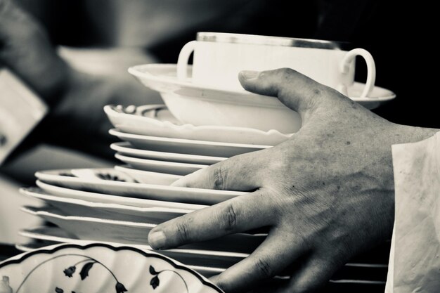 Photo close-up of waiter holding plates