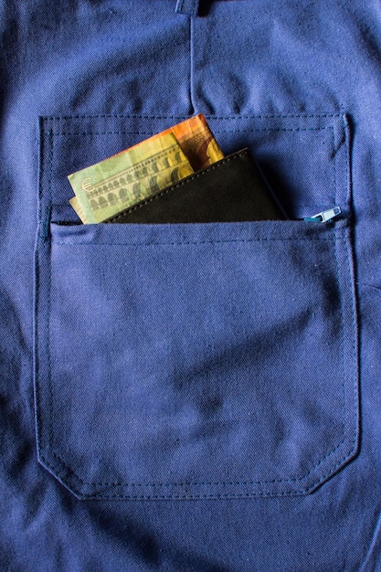 Близкий взгляд на кошелек в одежде