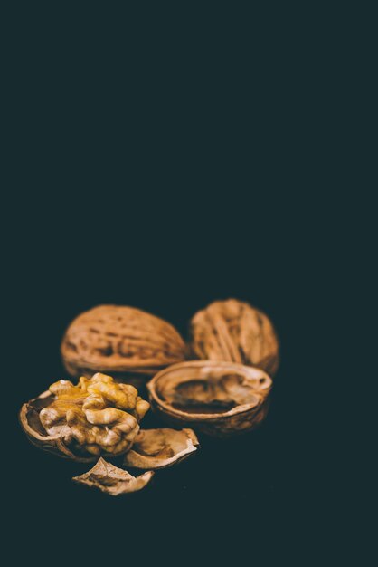 Photo close-up of walnuts against black background