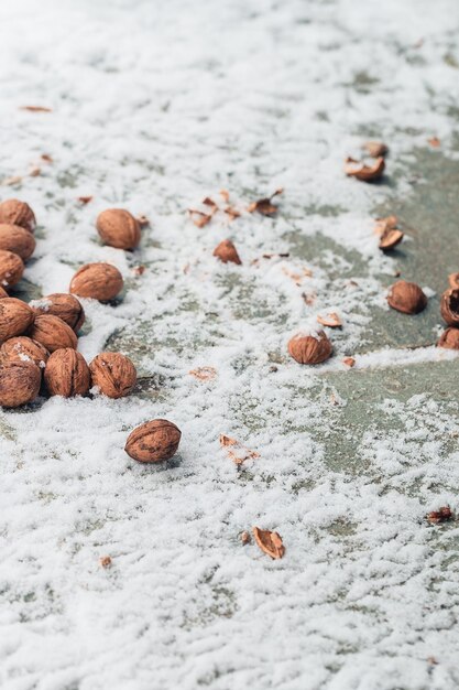 Foto close-up di noci sulla neve