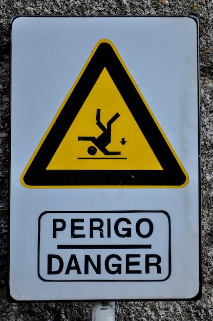 Photo close-up of warning sign board