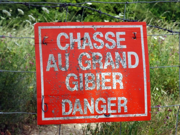 Photo close-up of warning sign on fence