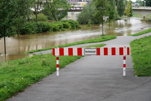 洪水地域の警告標識のクローズアップ