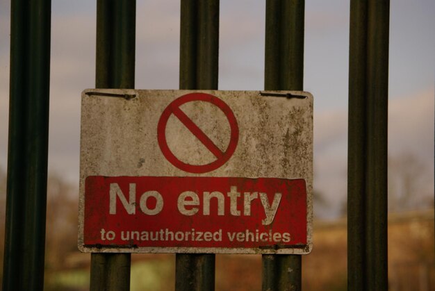 Photo close-up of warning sign on metal