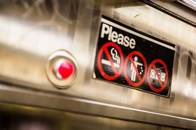 Foto prossimo piano del segnale di avvertimento sul treno