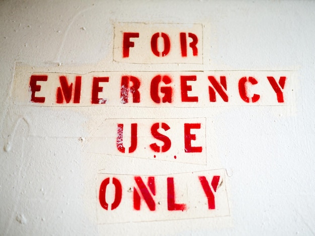 Photo close-up of warning sign on wall