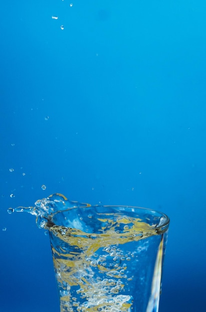 Foto prossimo piano dell'acqua sullo sfondo blu