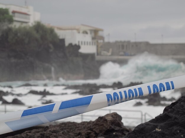 Foto prossimo piano dell'acqua contro gli edifici