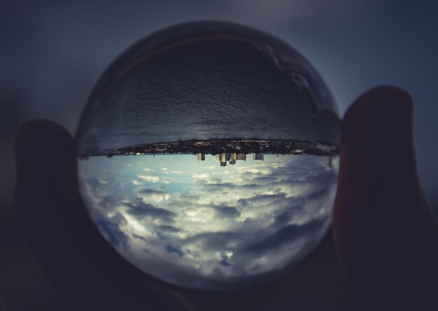 Foto prossimo piano dell'acqua contro il cielo