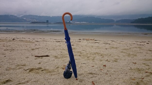 Foto close-up dell'acqua sulla spiaggia contro il cielo