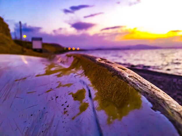 Foto close-up dell'acqua sulla spiaggia contro il cielo