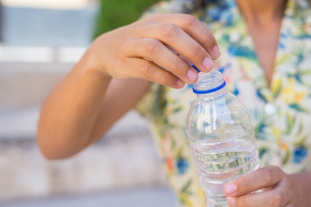 Primo piano della bottiglia di acqua sulla strada