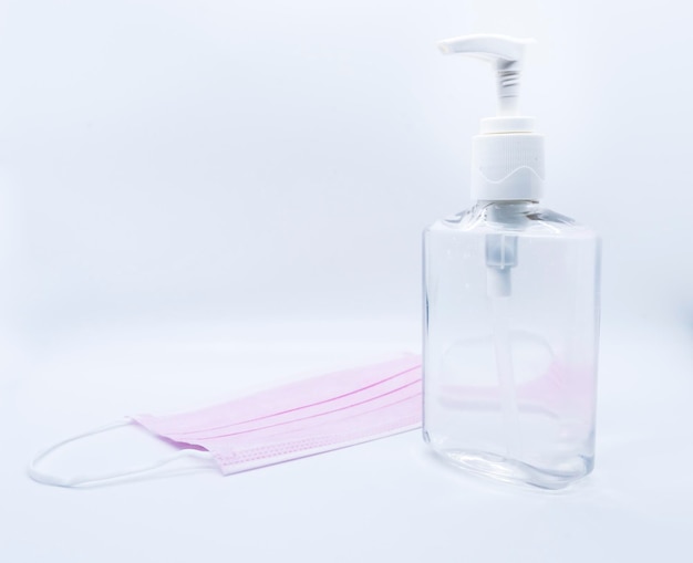 Foto close-up di una bottiglia d'acqua sul tavolo contro uno sfondo bianco