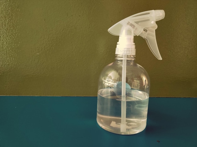 Photo close-up of water bottle on table