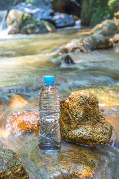 Foto close-up di una bottiglia d'acqua