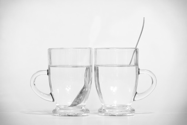 Photo close-up water in cups against white background