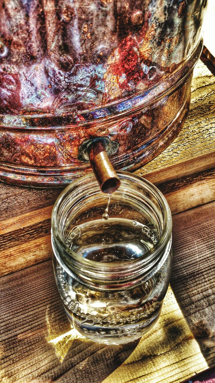 Photo close-up of water dripping from rusty container
