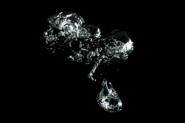 Foto close-up di una goccia d'acqua su uno sfondo nero