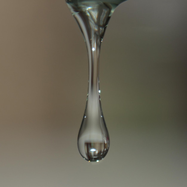 Foto close-up di una goccia d'acqua che cade all'aperto