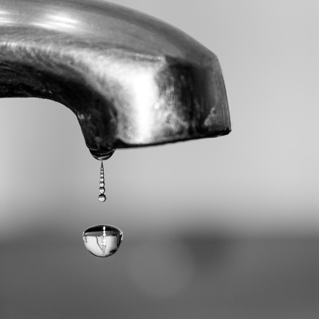 Photo close-up of water drop from faucet