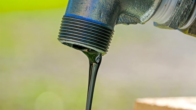 Photo close-up of water drop from pipe