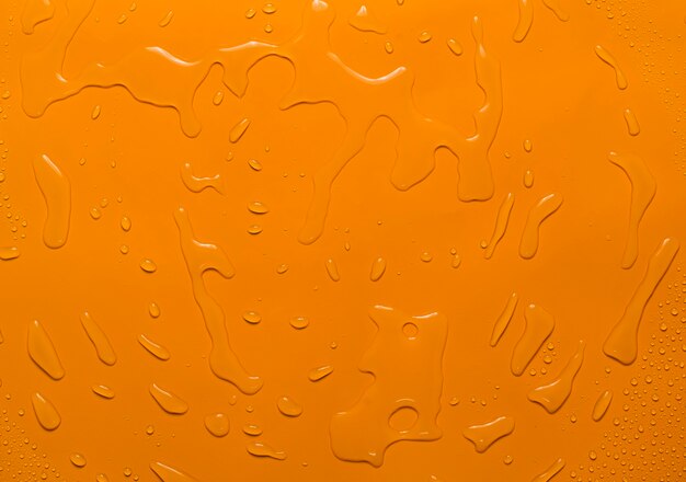 Крупный план капли воды оранжевый фон