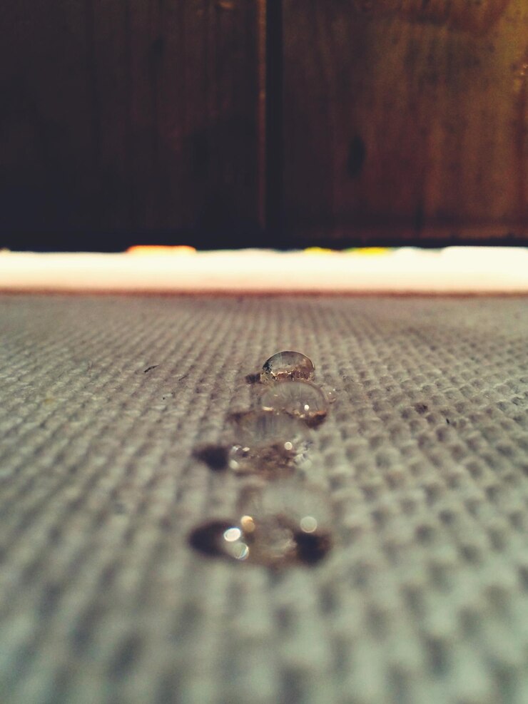 Photo close-up of water droplets on floor