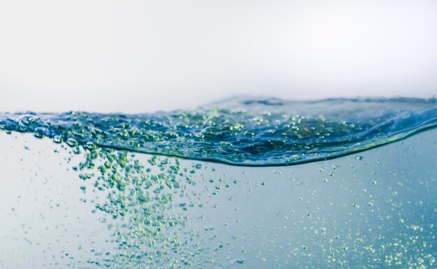 Foto close-up di gocce d'acqua su uno sfondo bianco