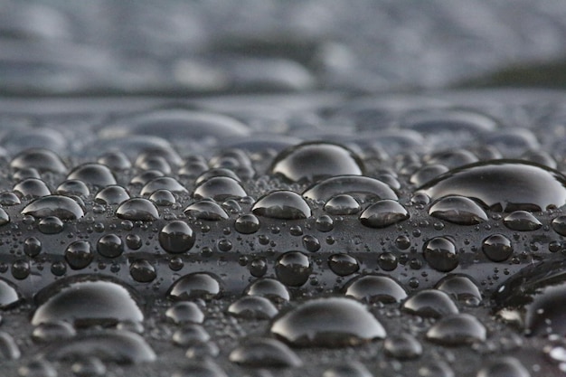Photo close-up of water drops on black sheet