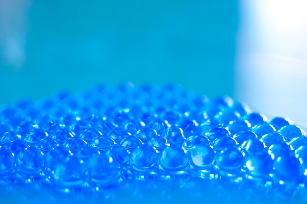 Photo close-up of water drops on blue table