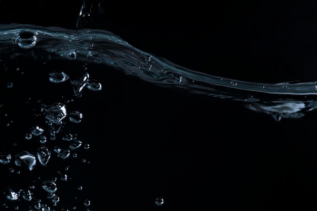 Foto close-up di gocce d'acqua su vetro su sfondo nero