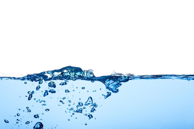 Foto close-up di gocce d'acqua su vetro su sfondo bianco