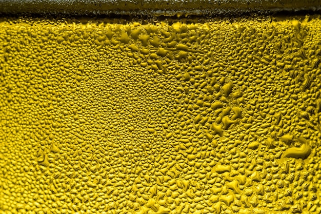 Foto close-up di gocce d'acqua su un bicchiere di vetro