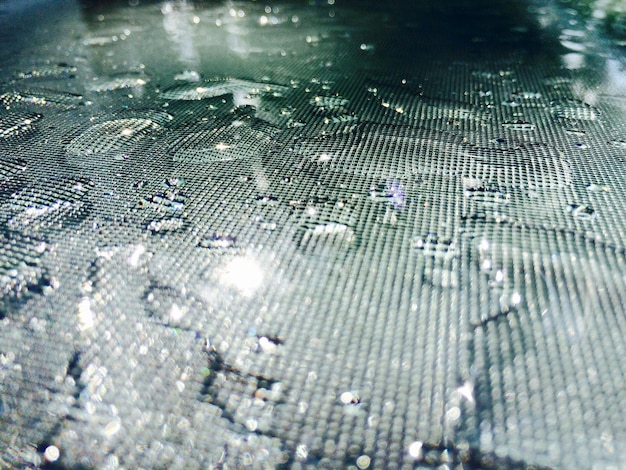 Photo close-up of water drops on glass window