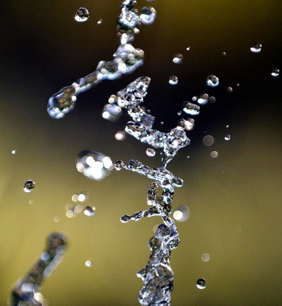 Photo close-up of water drops on glass