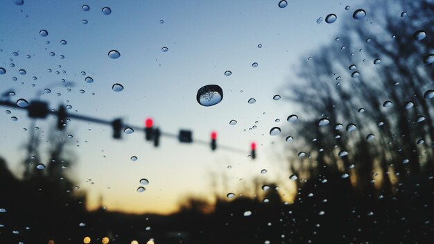 Photo close-up of water drops on glass