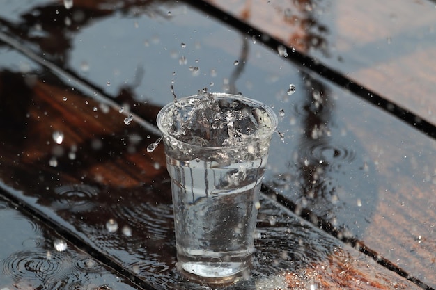 Photo close-up of water drops on glass