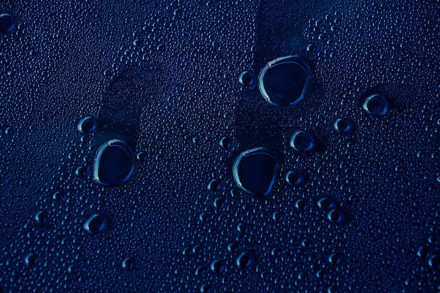 Foto close-up di gocce d'acqua su vetro