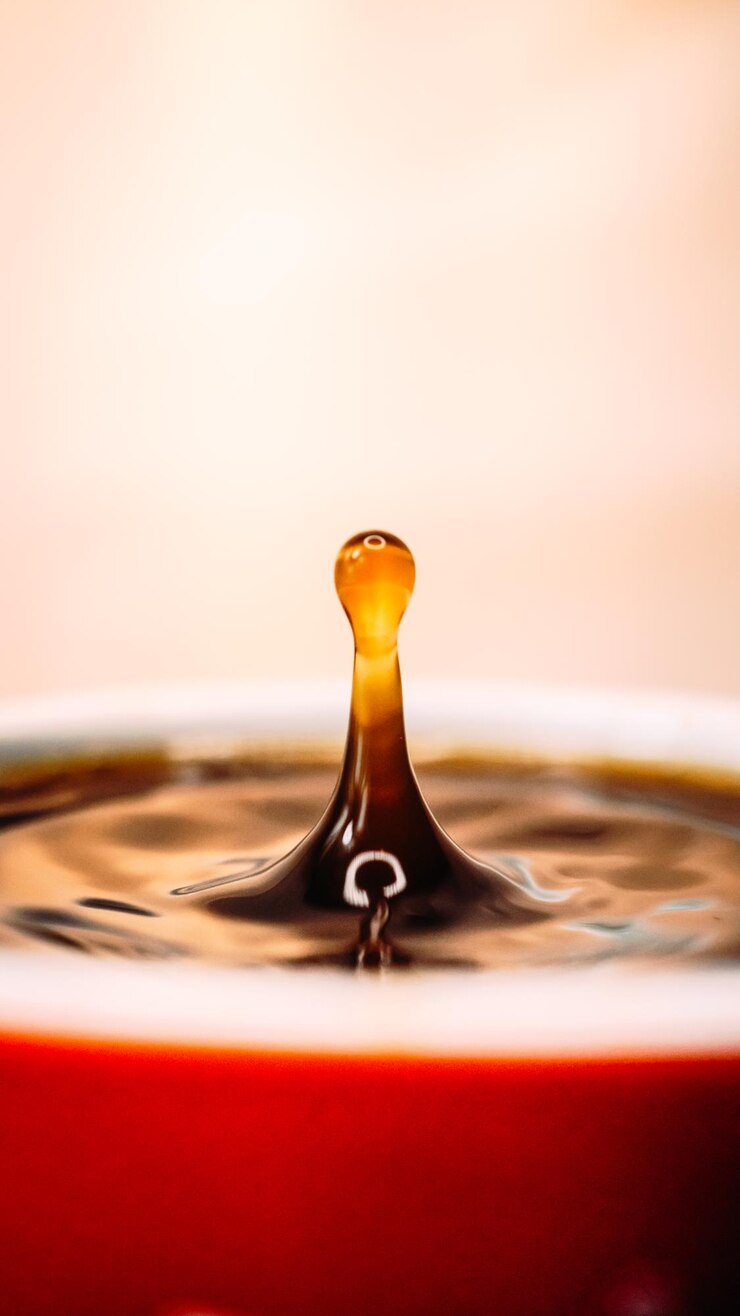 Photo close-up of water drops on metal