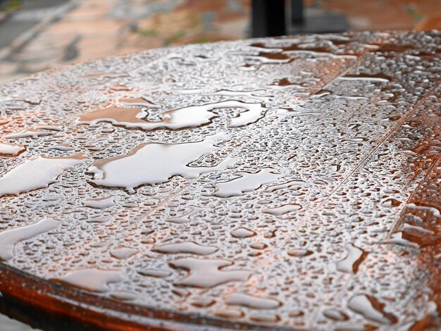 Foto prossimo piano di gocce d'acqua sul metallo